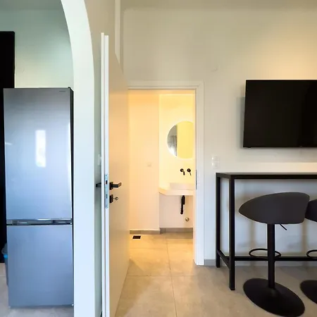 Homevision - Minimal, Quiet And Central Apartment